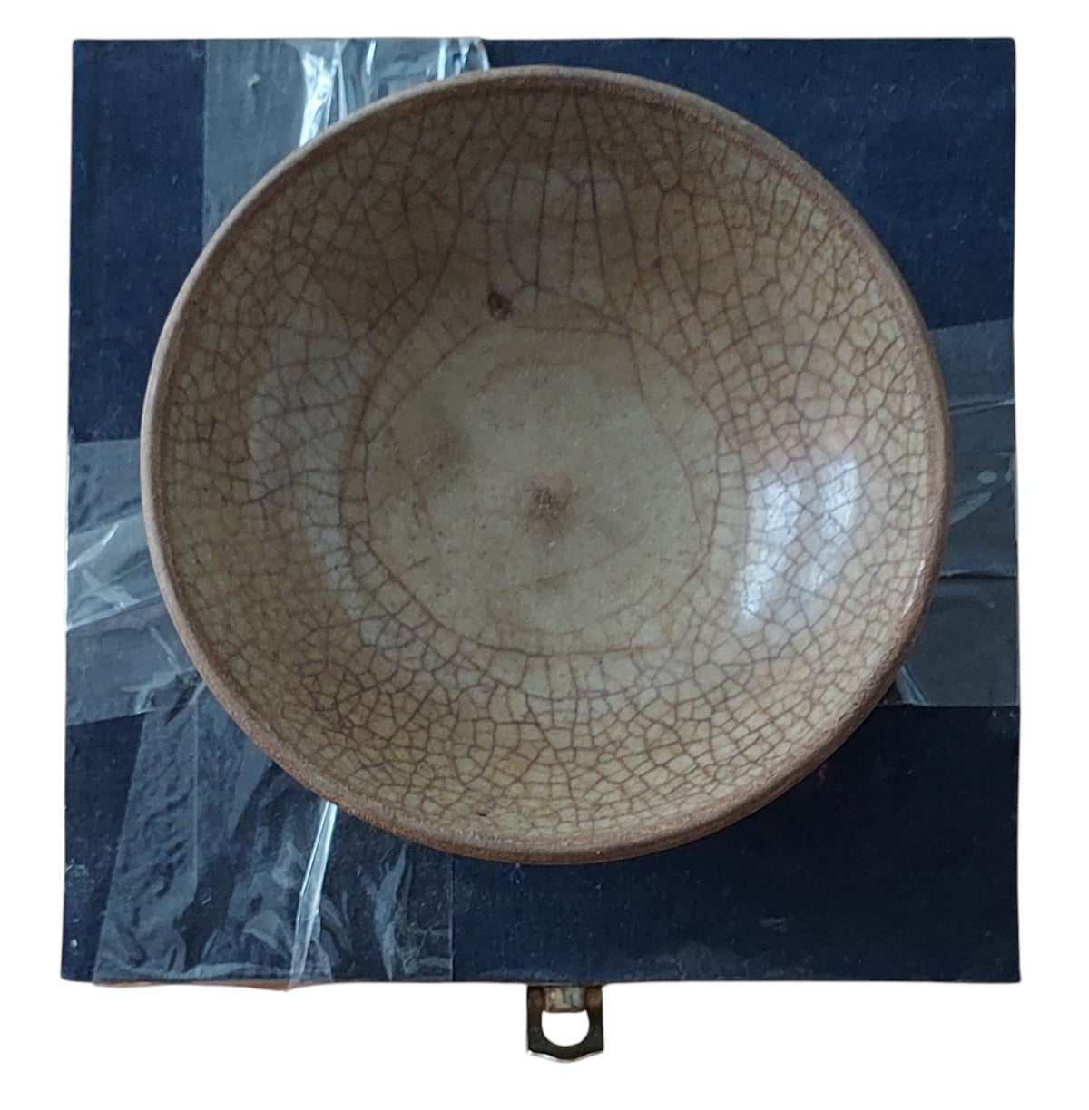 古陶瓷碗｜開片青灰釉｜磚紅露胎｜無款｜直徑約13.2cm 高約4.8cm｜附盒子（盒有損壞, 用膠帶黏住）｜正面, 底下是盒子
