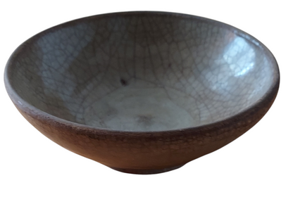 古陶瓷碗｜開片青灰釉｜磚紅露胎｜無款｜直徑約13.2cm 高約4.8cm｜附盒子（盒有損壞, 用膠帶黏住）｜側面