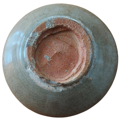 古陶瓷碗｜開片青灰釉｜磚紅露胎｜無款｜直徑約13.2cm 高約4.8cm｜附盒子（盒有損壞, 用膠帶黏住）｜碗底背面